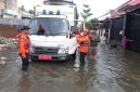 Masyarakat diharapkan tetap waspada dan mengikuti arahan dari pihak berwenang. Banjir ini menjadi pengingat pentingnya persiapan menghadapi bencana dan perlunya solidaritas antarwarga