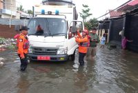 Masyarakat diharapkan tetap waspada dan mengikuti arahan dari pihak berwenang. Banjir ini menjadi pengingat pentingnya persiapan menghadapi bencana dan perlunya solidaritas antarwarga