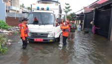 Masyarakat diharapkan tetap waspada dan mengikuti arahan dari pihak berwenang. Banjir ini menjadi pengingat pentingnya persiapan menghadapi bencana dan perlunya solidaritas antarwarga