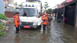 Masyarakat diharapkan tetap waspada dan mengikuti arahan dari pihak berwenang. Banjir ini menjadi pengingat pentingnya persiapan menghadapi bencana dan perlunya solidaritas antarwarga