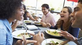 Orang sukses cenderung memilih makanan yang sehat dan bergizi. Mereka menghindari makanan berat yang dapat membuat mereka merasa lesu setelah makan