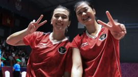 Pasangan ganda putri Indonesia, Ana dan Tiwi, mengungkapkan kekecewaannya setelah gagal tampil maksimal dalam laga pertama mereka di ajang World Tour Finals (WTF) 2024 yang digelar di Dubai. Mereka kalah dari pasangan China, Chen/Jia, dengan skor 21-18, 17-21, 14-21 dalam pertandingan yang berlangsung intens.