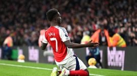 Arsenal harus puas berbagi angka dengan Everton setelah bermain imbang 1-1 dalam laga yang berlangsung pada Minggu, 15 Desember 2024. Gol cepat Gabriel Martinelli membawa Arsenal unggul lebih dulu di babak pertama.