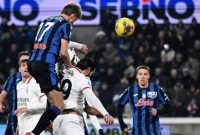 Atalanta berhasil merebut puncak klasemen Serie A usai kemenangan dramatis 2-1 atas AC Milan di Gewiss Stadium pada Jumat (6/12) malam.