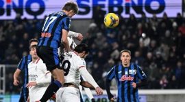 Atalanta berhasil merebut puncak klasemen Serie A usai kemenangan dramatis 2-1 atas AC Milan di Gewiss Stadium pada Jumat (6/12) malam.