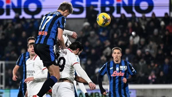 Atalanta berhasil merebut puncak klasemen Serie A usai kemenangan dramatis 2-1 atas AC Milan di Gewiss Stadium pada Jumat (6/12) malam.