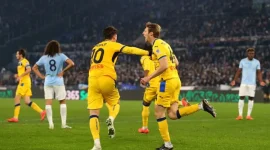 Atalanta berhasil merebut posisi puncak klasemen Liga Italia setelah bermain imbang 1-1 melawan Lazio di Stadion Olimpico, Roma, pada Sabtu malam, 28 Desember 2024.