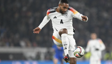 FC Barcelona dikabarkan telah memimpin perburuan bek Bayer Leverkusen, Jonathan Tah, yang kontraknya akan berakhir pada Juni 2025.