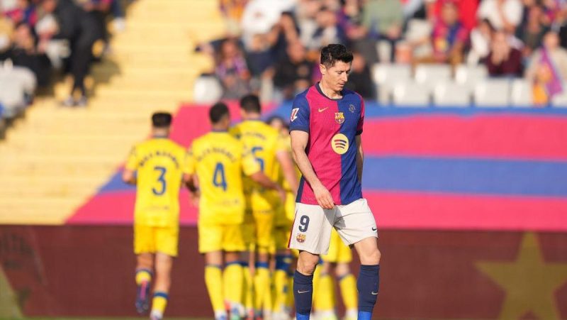 Barcelona mengalami kekalahan mengejutkan di kandang sendiri setelah dikalahkan oleh Atletico Madrid dengan skor 1-2 dalam pertandingan La Liga yang berlangsung pada Minggu malam di Stadion Camp Nou.