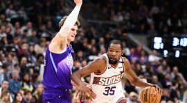 Phoenix Suns berhasil mengakhiri rentetan kekalahan mereka dengan kemenangan dramatis 114-108 atas Sacramento Kings di pertandingan NBA terbaru hari ini.