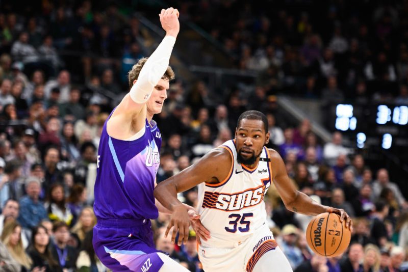 Phoenix Suns berhasil mengakhiri rentetan kekalahan mereka dengan kemenangan dramatis 114-108 atas Sacramento Kings di pertandingan NBA terbaru hari ini.