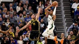 Kombinasi kuat antara Giannis Antetokounmpo dan Damian Lillard berhasil membawa Milwaukee Bucks melaju ke semifinal NBA Cup setelah mengalahkan lawan mereka, Boston Celtics, dengan skor 115-103 dalam pertandingan dramatis yang digelar malam tadi di Fiserv Forum.