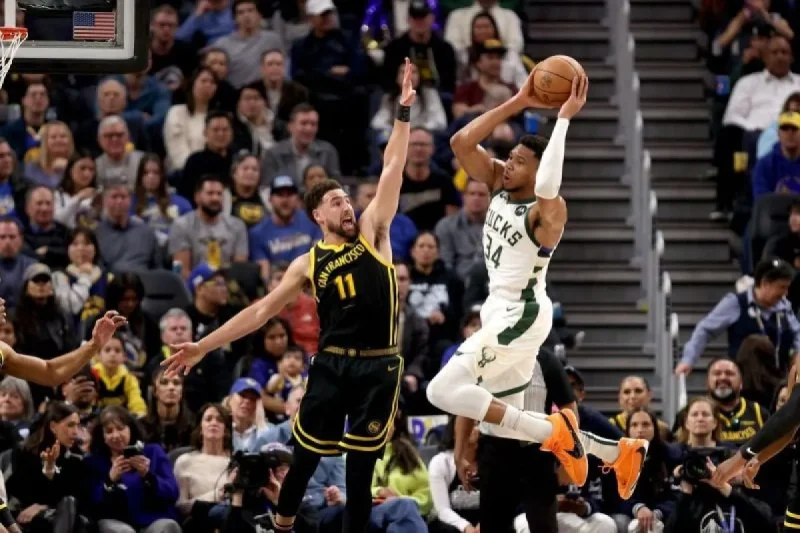 Kombinasi kuat antara Giannis Antetokounmpo dan Damian Lillard berhasil membawa Milwaukee Bucks melaju ke semifinal NBA Cup setelah mengalahkan lawan mereka, Boston Celtics, dengan skor 115-103 dalam pertandingan dramatis yang digelar malam tadi di Fiserv Forum.