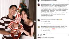 Pemain bulu tangkis Indonesia, Jonatan Christie, merayakan Natal pertama bersama buah hatinya yang baru lahir, memberikan momen spesial bagi keluarga kecilnya pada 25 Desember 2024.