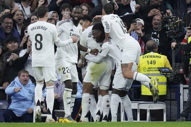 Real Madrid sukses meraih kemenangan besar dengan skor 4-2 atas Sevilla dalam laga yang berlangsung pada hari ini di Santiago Bernabéu.