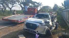 Kecelakaan lalu lintas terjadi di Tol Depok-Antasari (Desari) pagi ini, melibatkan sebuah truk dan mobil pribadi.