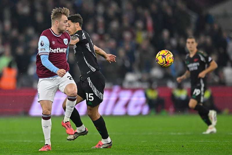 Arsenal berhasil meraih kemenangan penting yang mengantarkan mereka naik ke peringkat kedua klasemen Liga Inggris, setelah mengalahkan lawan mereka dalam pertandingan yang berlangsung sengit pada Minggu malam.