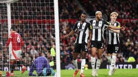 Dalam laga kandang yang berlangsung di Old Trafford, Manchester United kembali menelan kekalahan memalukan setelah ditaklukkan Newcastle United dengan skor 0-2.