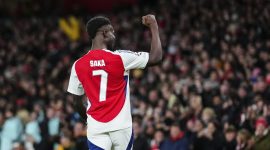 Kabar kurang menyenangkan datang dari Arsenal. Pelatih mereka, Mikel Arteta, mengonfirmasi bahwa salah satu pemain bintang, Bukayo Saka, akan absen selama beberapa pekan karena mengalami cedera.