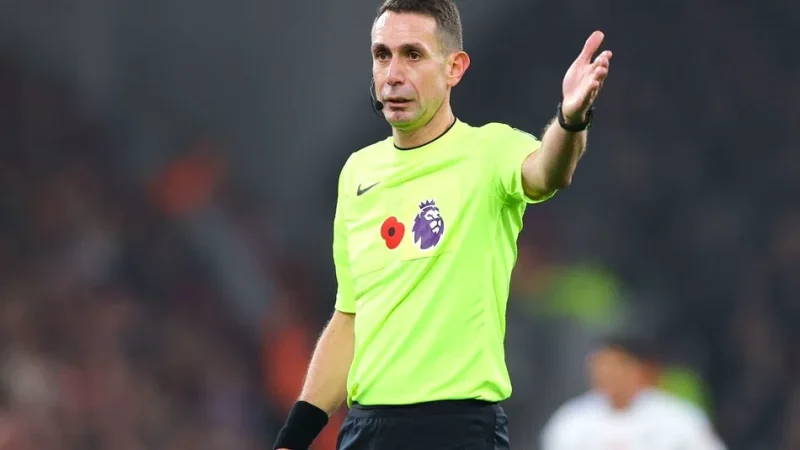 PGMOL (Professional Game Match Officials Limited) mengumumkan bahwa mereka telah memecat wasit Liga Inggris, David Coote, menyusul serangkaian kontroversi terkait keputusan-keputusan yang diambilnya dalam beberapa pertandingan terakhir.