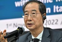 Perdana Menteri (PM) Korea Selatan, Lee Jae-myung, mengeluarkan permintaan maaf secara terbuka terkait kegagalan pemerintah dalam mencegah keputusan Presiden Yoon Suk-yeol untuk menerapkan status darurat militer di beberapa wilayah.