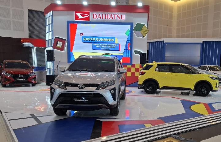 Daihatsu terus mencatatkan prestasi gemilang di pasar otomotif Indonesia. Hingga akhir November 2024, total penjualan Daihatsu berhasil menembus angka 155 ribu unit, menjadikannya salah satu merek mobil paling dominan di Tanah Air.