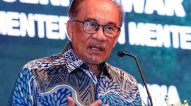 Perdana Menteri Malaysia, Anwar Ibrahim, turut memberikan komentar terkait pernyataan kontroversial Miftah, seorang influencer Indonesia, yang menuai kecaman setelah menghina seorang penjual es teh dalam sebuah unggahan video yang viral di media sosial.