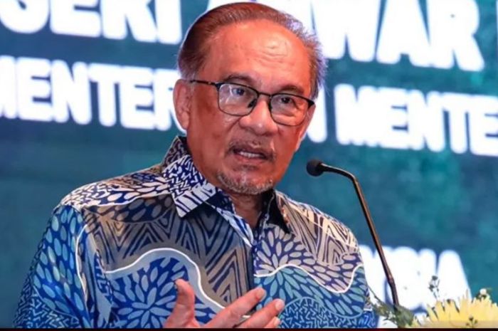 Perdana Menteri Malaysia, Anwar Ibrahim, turut memberikan komentar terkait pernyataan kontroversial Miftah, seorang influencer Indonesia, yang menuai kecaman setelah menghina seorang penjual es teh dalam sebuah unggahan video yang viral di media sosial.