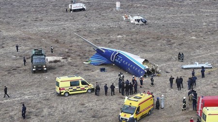 Sebuah pesawat yang dioperasikan oleh Azerbaijan Airlines dilaporkan jatuh di wilayah selatan Kazakhstan pada hari ini, menewaskan seluruh penumpang dan awak pesawat.