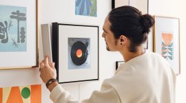 Samsung baru-baru ini meluncurkan produk terbaru mereka di Indonesia, yaitu Samsung Music Frame Speaker.