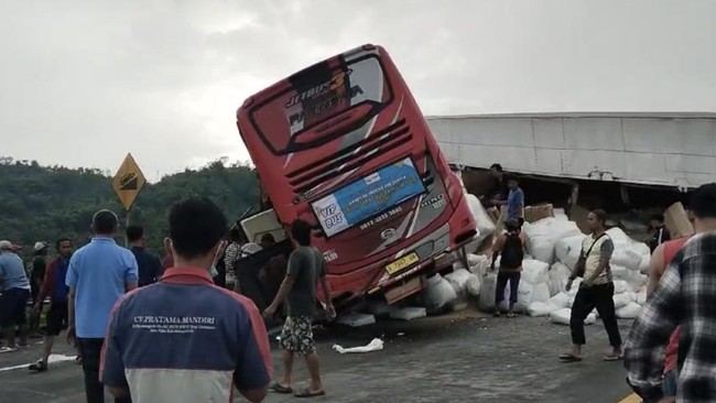 Hari ini, sebuah kecelakaan tragis terjadi di Tol Pandaan-Malang, Jawa Timur, melibatkan sebuah bus yang membawa rombongan pelajar SMP.