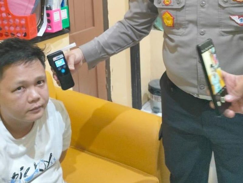 Pihak kepolisian telah mengidentifikasi sopir mobil Mercy dan sedang melakukan penyelidikan lebih lanjut untuk menentukan penyebab pasti dari kecelakaan tersebut