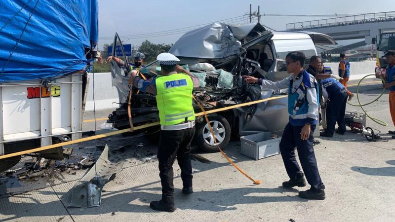 Kepolisian setempat sedang menyelidiki penyebab pasti dari kecelakaan ini dan akan memberikan informasi lebih lanjut setelah mendapatkan keterangan dari para saksi dan pengemudi yang terlibat