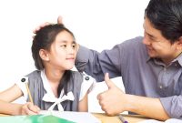 Membentuk anak yang tangguh dan penuh ketahanan adalah proses yang penting untuk membantu mereka menghadapi tantangan hidup. Berikut adalah enam langkah yang dapat diambil:
Ajarkan Keterampilan Mengatasi Masalah
Dorong anak untuk mencari solusi ketika menghadapi masalah. Berikan mereka kesempatan untuk berpikir kritis dan membuat keputusan sendiri.
Berikan Dukungan Emosional
Selalu ada untuk anak Anda. Tunjukkan empati dan pahami perasaan mereka. Dukung mereka dalam menghadapi kegagalan dan tantangan, sehingga mereka merasa aman untuk berbagi.
Kembangkan Rasa Percaya Diri
Dorong anak untuk mencoba hal-hal baru dan menghargai usaha mereka, bukan hanya hasil. Ini akan membantu mereka percaya pada kemampuan diri dan mendorong keberanian untuk menghadapi tantangan.
Ajarkan Nilai Ketekunan
Tanamkan pentingnya ketekunan dan kerja keras. Berikan contoh nyata tentang bagaimana usaha dan ketekunan dapat menghasilkan hasil yang positif, bahkan ketika dihadapkan pada rintangan.
Ciptakan Lingkungan yang Aman
Pastikan anak memiliki lingkungan yang aman dan mendukung untuk tumbuh. Lingkungan yang positif akan mendorong mereka untuk bereksplorasi dan belajar tanpa rasa takut.
Fasilitasi Hubungan Sosial yang Positif
Dorong anak untuk membangun hubungan yang sehat dengan teman-teman dan orang dewasa lainnya. Interaksi sosial yang baik membantu mereka belajar berempati dan berinteraksi dengan orang lain.
Dengan mengikuti langkah-langkah ini, Anda dapat membantu anak Anda tumbuh menjadi individu yang tangguh dan siap menghadapi berbagai tantangan dalam hidup