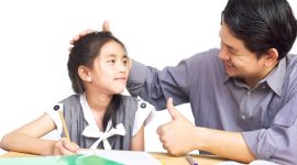 Membentuk anak yang tangguh dan penuh ketahanan adalah proses yang penting untuk membantu mereka menghadapi tantangan hidup. Berikut adalah enam langkah yang dapat diambil:
Ajarkan Keterampilan Mengatasi Masalah
Dorong anak untuk mencari solusi ketika menghadapi masalah. Berikan mereka kesempatan untuk berpikir kritis dan membuat keputusan sendiri.
Berikan Dukungan Emosional
Selalu ada untuk anak Anda. Tunjukkan empati dan pahami perasaan mereka. Dukung mereka dalam menghadapi kegagalan dan tantangan, sehingga mereka merasa aman untuk berbagi.
Kembangkan Rasa Percaya Diri
Dorong anak untuk mencoba hal-hal baru dan menghargai usaha mereka, bukan hanya hasil. Ini akan membantu mereka percaya pada kemampuan diri dan mendorong keberanian untuk menghadapi tantangan.
Ajarkan Nilai Ketekunan
Tanamkan pentingnya ketekunan dan kerja keras. Berikan contoh nyata tentang bagaimana usaha dan ketekunan dapat menghasilkan hasil yang positif, bahkan ketika dihadapkan pada rintangan.
Ciptakan Lingkungan yang Aman
Pastikan anak memiliki lingkungan yang aman dan mendukung untuk tumbuh. Lingkungan yang positif akan mendorong mereka untuk bereksplorasi dan belajar tanpa rasa takut.
Fasilitasi Hubungan Sosial yang Positif
Dorong anak untuk membangun hubungan yang sehat dengan teman-teman dan orang dewasa lainnya. Interaksi sosial yang baik membantu mereka belajar berempati dan berinteraksi dengan orang lain.
Dengan mengikuti langkah-langkah ini, Anda dapat membantu anak Anda tumbuh menjadi individu yang tangguh dan siap menghadapi berbagai tantangan dalam hidup