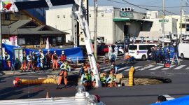 Sebanyak 1,2 juta warga di kawasan metropolitan Jepang dilaporkan terpaksa menangguhkan aktivitas mandi dan mencuci pakaian setelah sebuah lubang besar (sinkhole) yang muncul mendalam di bawah permukaan tanah menyebabkan kerusakan pada saluran air utama.