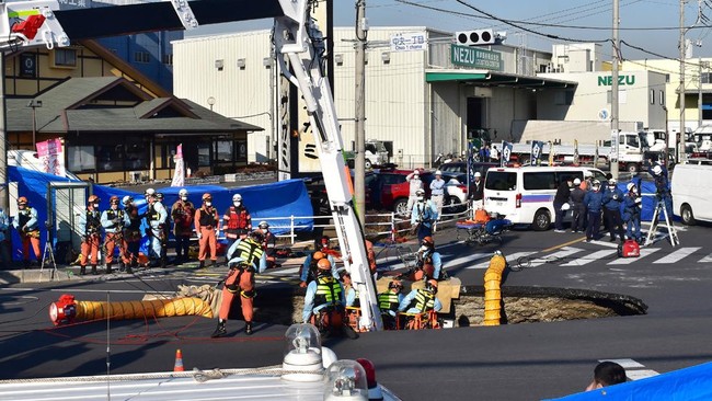 Sebanyak 1,2 juta warga di kawasan metropolitan Jepang dilaporkan terpaksa menangguhkan aktivitas mandi dan mencuci pakaian setelah sebuah lubang besar (sinkhole) yang muncul mendalam di bawah permukaan tanah menyebabkan kerusakan pada saluran air utama.