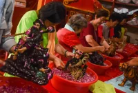 Menyelami tradisi memandikan patung dewa-dewi di Kampung Kerukunan Ciamis menawarkan wawasan mendalam tentang keanekaragaman budaya dan spiritualitas masyarakat Indonesia