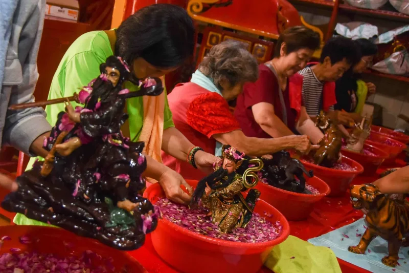 Menyelami tradisi memandikan patung dewa-dewi di Kampung Kerukunan Ciamis menawarkan wawasan mendalam tentang keanekaragaman budaya dan spiritualitas masyarakat Indonesia