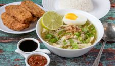 Soto Ayam menggunakan sisa daging BBQ adalah cara yang praktis dan lezat untuk mengolah makanan sisa