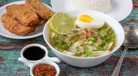 Soto Ayam menggunakan sisa daging BBQ adalah cara yang praktis dan lezat untuk mengolah makanan sisa