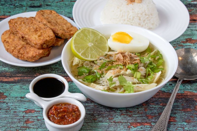 Soto Ayam menggunakan sisa daging BBQ adalah cara yang praktis dan lezat untuk mengolah makanan sisa