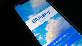 Industri media sosial kembali dihebohkan dengan peluncuran Flashes, aplikasi berbagi foto terbaru dari Bluesky.