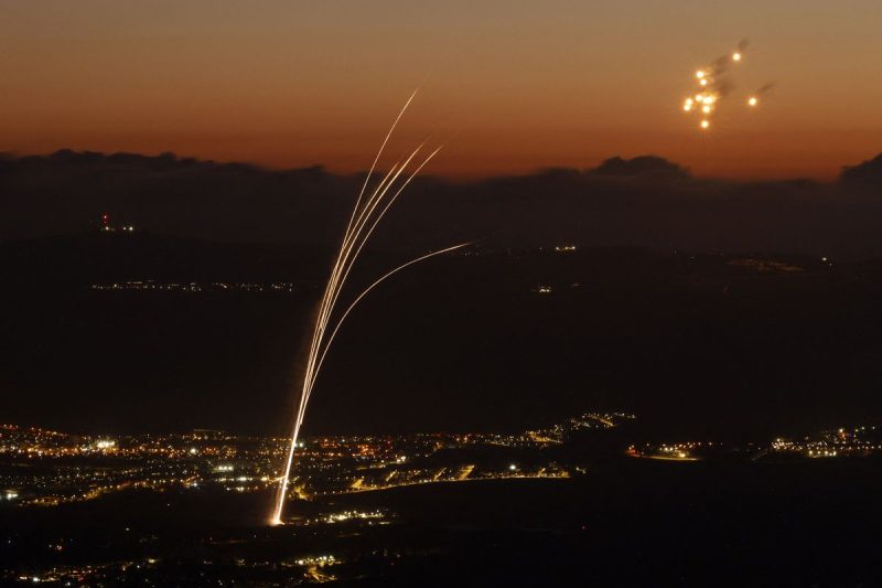 Kebijakan pertahanan Amerika Serikat (AS) kembali menjadi sorotan setelah mantan Presiden Donald Trump mengumumkan rencana untuk memasang sistem pertahanan rudal Iron Dome di wilayah AS.