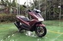 Honda PCX 160 telah resmi diluncurkan ke pasar, dan desainnya yang futuristik serta inovatif berhasil menarik perhatian banyak penggemar sepeda motor.