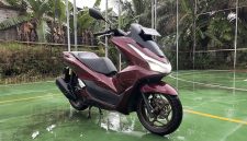 Honda PCX 160 telah resmi diluncurkan ke pasar, dan desainnya yang futuristik serta inovatif berhasil menarik perhatian banyak penggemar sepeda motor.