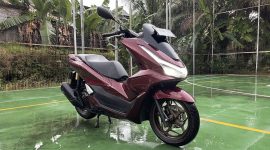 Honda PCX 160 telah resmi diluncurkan ke pasar, dan desainnya yang futuristik serta inovatif berhasil menarik perhatian banyak penggemar sepeda motor.