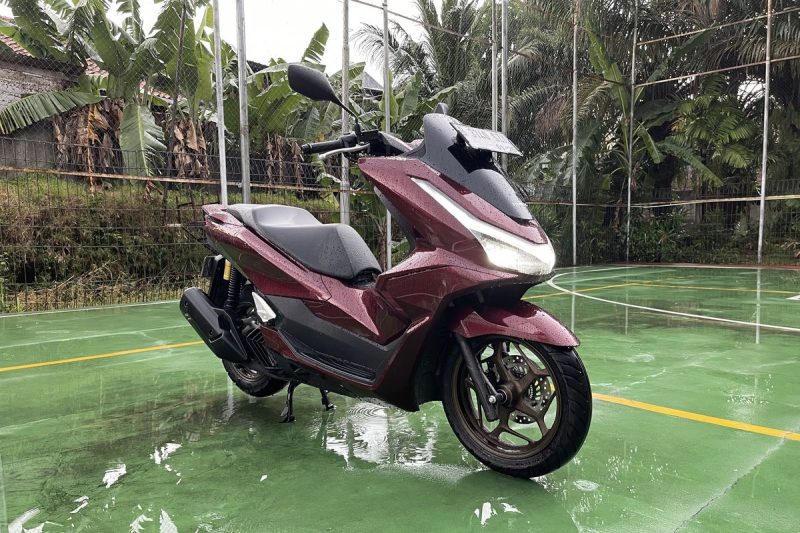 Honda PCX 160 telah resmi diluncurkan ke pasar, dan desainnya yang futuristik serta inovatif berhasil menarik perhatian banyak penggemar sepeda motor.