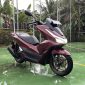 Honda PCX 160 telah resmi diluncurkan ke pasar, dan desainnya yang futuristik serta inovatif berhasil menarik perhatian banyak penggemar sepeda motor.