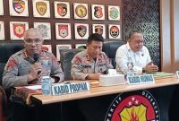 Kasus ini telah menarik perhatian masyarakat, yang semakin khawatir tentang perilaku oknum polisi yang tidak profesional